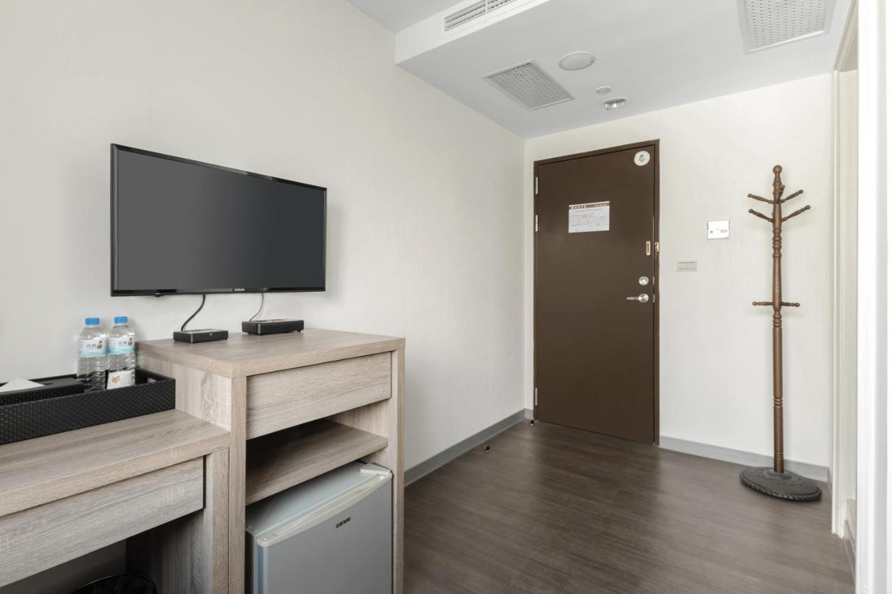 Hotel Brown - Chihkan Branch Тайнан Екстериор снимка